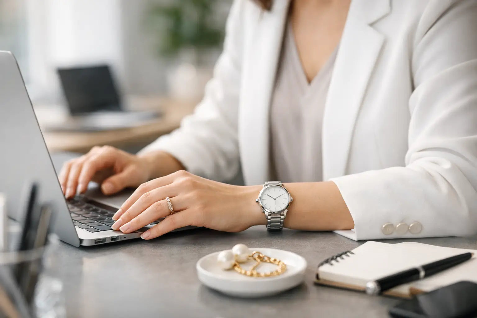 Welcher Schmuck passt zum Büro?