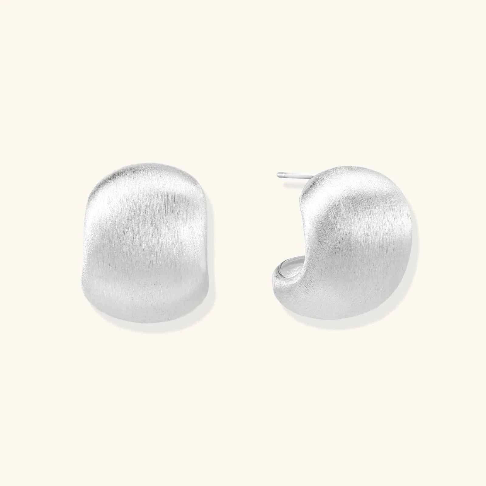 Ohrstecker aus gebürstetem Silber