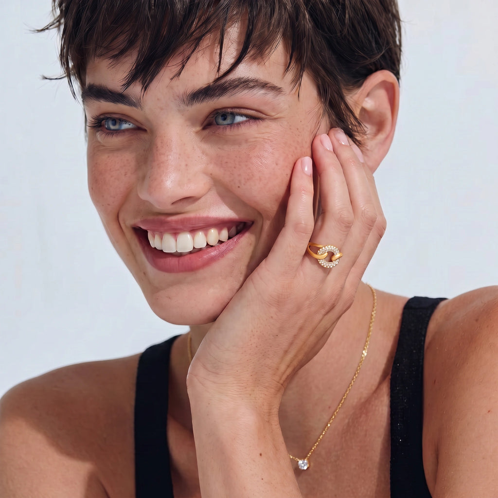 Kettenglied Pavé Ring — Nahaufnahme des pavé‑Set und Goldplattierung