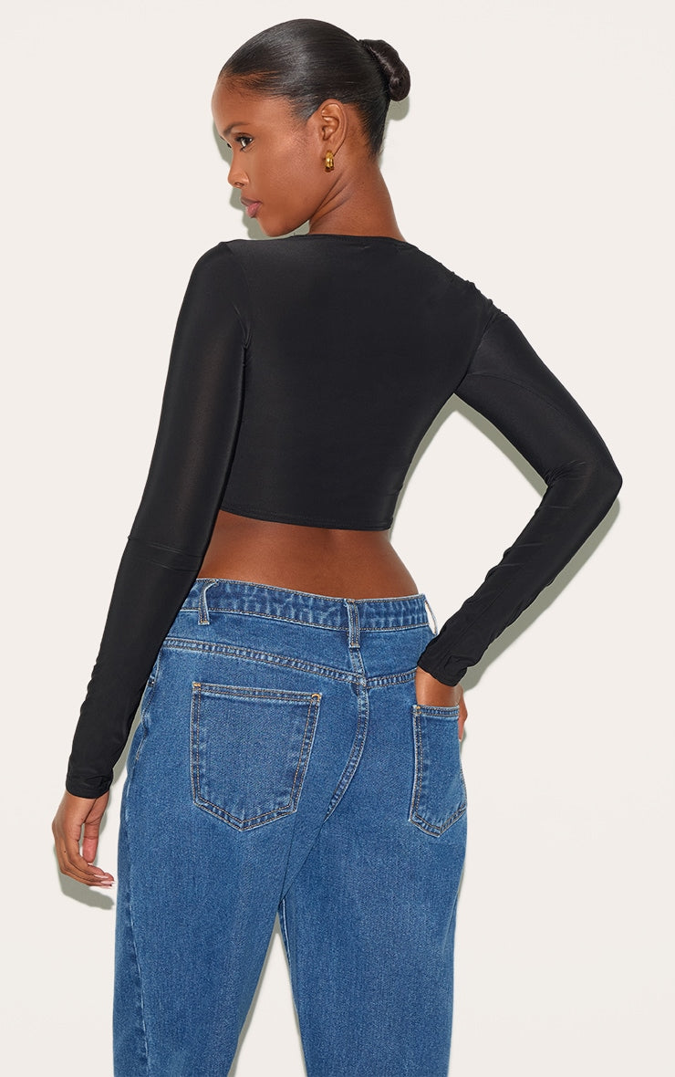 https://cdn-img.prettylittlething.com/6/1/2/b/612b6b17baf4321c93d732f143fcc72a85c942a2_CNF0763_2_black_basic_slinky_long_sleeve_crop_top.jpg