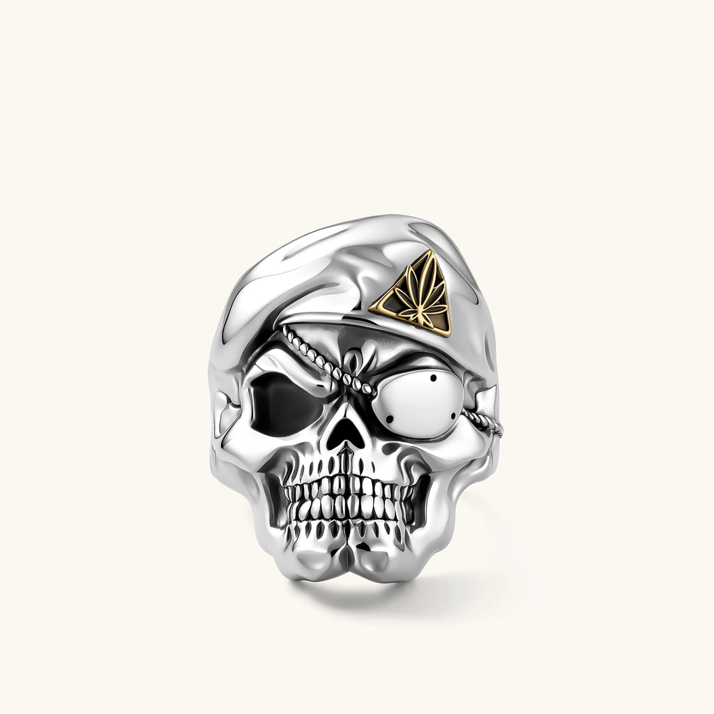 Totenkopf-Ring 925er Silber – Detailansicht der Gravur und Schwärzung