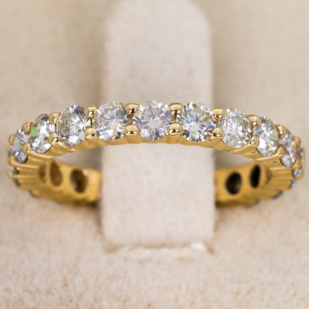 14kt Gelbgoldring mit natürlichen Diamanten und Zertifikat