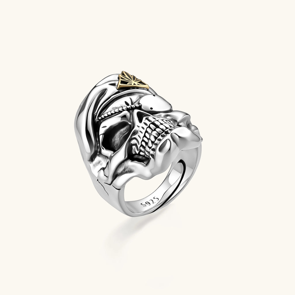 Totenkopf-Ring 925er Silber – Seitenansicht mit Barett und goldfarbenem Abzeichen